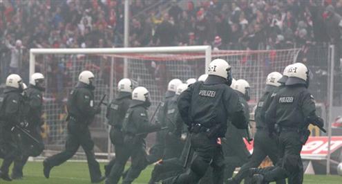 تقرير.. تأمين الملاعب من المشاغبين كلف الشرطة الألمانية الموسم الماضي 38 مليون يورو